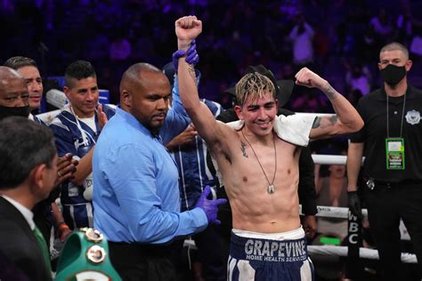 Leo Santa Cruz predicts toe to toe fight with Mark Magsayo: 'Mexico ...