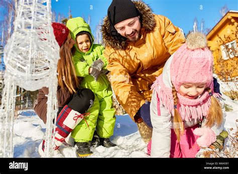 Parents and Kids Playing 的图像结果