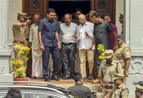 SFI stages protest in Kerala University against Governor