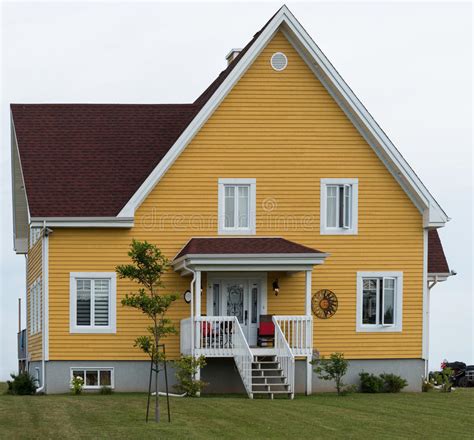 黄色房子和白色尖桩篱栅 库存照片. 图片 包括有 房子, 布琼布拉, 前面, 椅子, 围场, 草坪, 范围 - 41009416