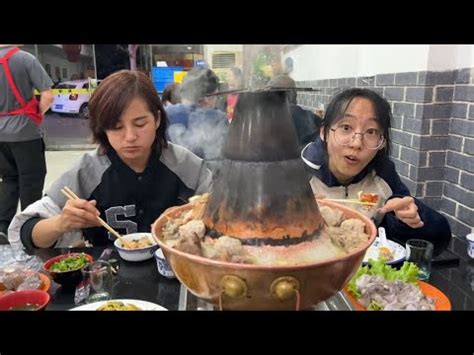 山东大哥卖快餐，一块肉12元，每天400块五花肉不够抢！【菊城小微】 - YouTube