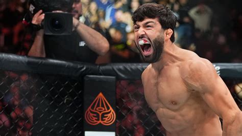 Arman Tsarukyan stuns Beneil Dariush for a knockout finish - Stream the ...