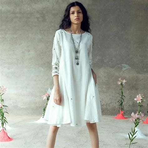 White outfits for Holi: White kurtas, T-shirts and more oufits to go for