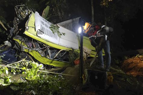 泰国普吉岛旅游客车坠崖 3中国游客死亡17人受伤_频道_凤凰网
