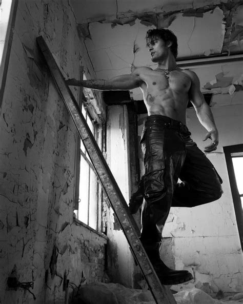 Dylan Geick : r/ShirtlessCelebMen