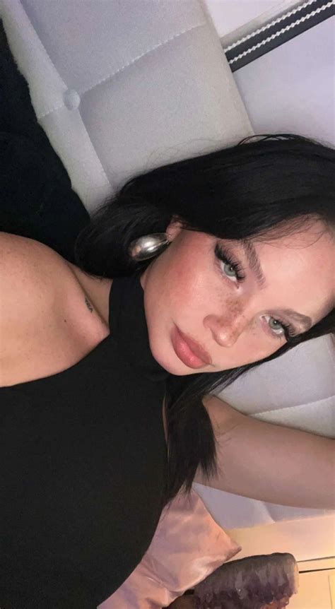 Peyton Sama | Girls foto, Clear glowing skin, Peyton