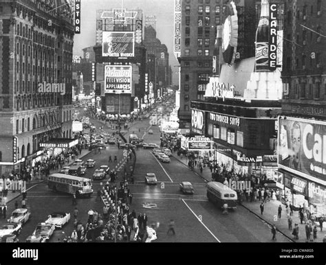 New york city street 1950s hi-res stock photography and images - Alamy