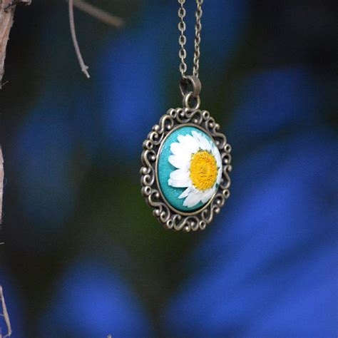 Frosted Daisy Real Dried Flower Necklace – White Floral Serenity
