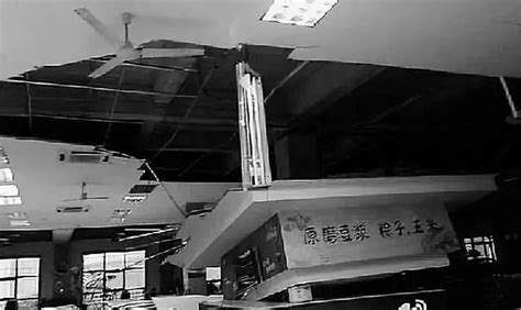 北京一火锅店吊顶大面积垮塌-服务员:这已经和工资没关系了，该死的胜负欲已经压不住了！#e人 #社牛天花板-抖音