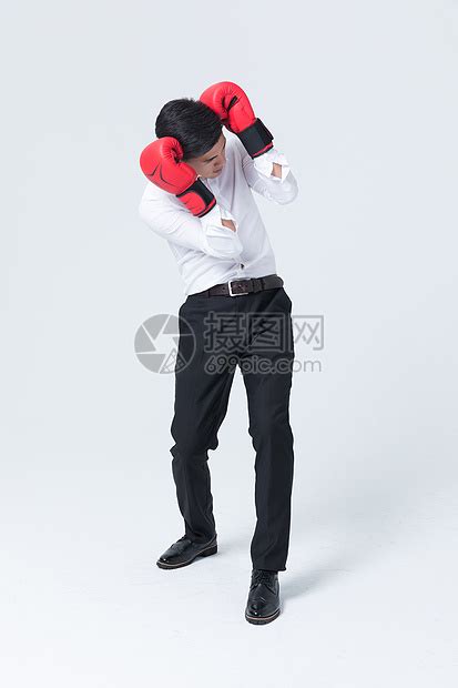 戴拳击手套的商人高清摄影大图-千库网