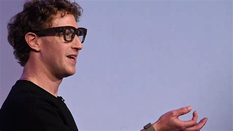 Las gafas Meta Ray-Ban tienen pantalla y puedes controlarlas con la mano | Euronews