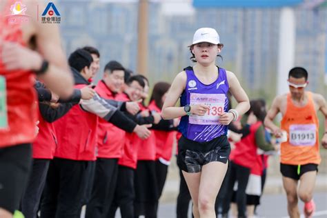 建业2021鹤壁马拉松赛万余名选手激情开跑 - 哔哩哔哩