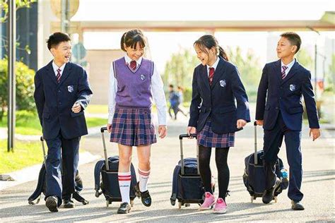 国外的一些学校如何看待学生穿校服-同桌的你校服