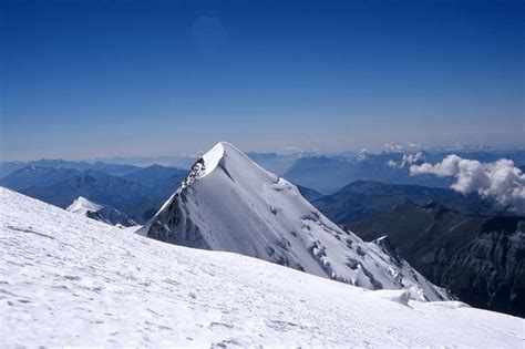 英国男子身穿薄运动服攀登阿尔卑斯最高峰，在冻死前5分钟获救_Hussein_救援_登山