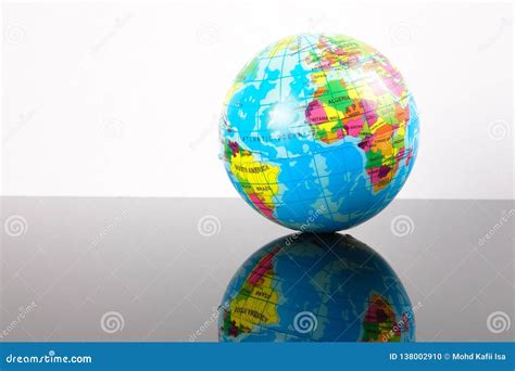 Globalization White Globe 的图像结果