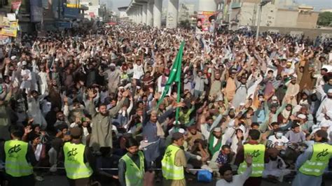 4 cops die in clash with TLP in Pakistan, 250 injured