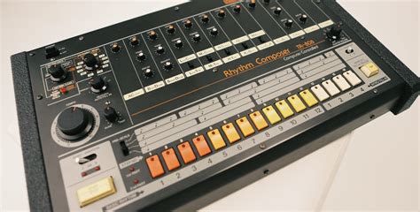Black Box: Roland TR-808, Analog-Drumcomputer - AMAZONA.de