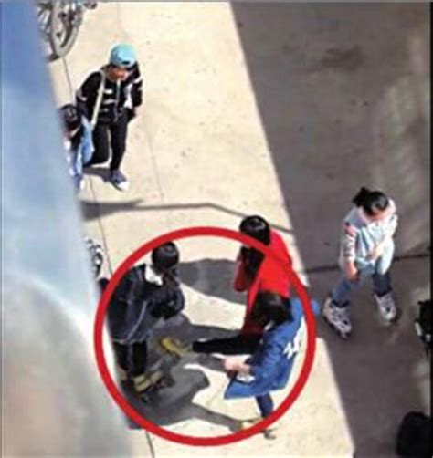 安徽一中学老师遭多名学生持木棍板凳围殴(图)_手机凤凰网