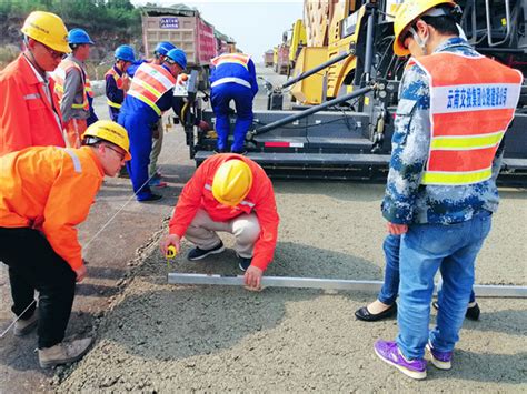 腾陇高速公路一合同段路面沥青下面层试验段右幅铺筑成功|云南交投集团公路建设有限公司