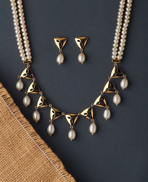 The Modern Girl’s Intriguing Artistic Pearl Necklace Set