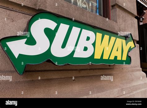Subway Restaurant Sign 的图像结果