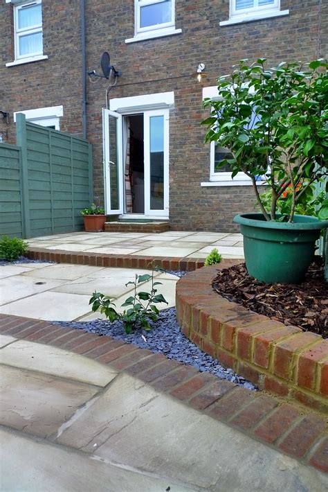 Circles of paving sandstone brick edge raised beds London - London ...