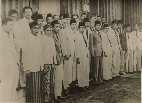 Indonesia Zaman Doeloe: Soekarno dan para anggota Chuo Sangi In, 1944