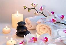 massaggio con candele preparazione per il massaggio con due asciugamani pietre massaggio con candele preparazione per il massaggio con due asciugamani pietre