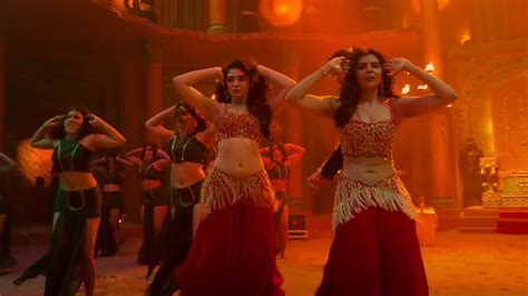 ఇద్దరు గ్లామరస్ హీరోయిన్స్ బెల్లీ డ్యాన్స్.. ఈ వైరల్ వీడియో చూశారా ...