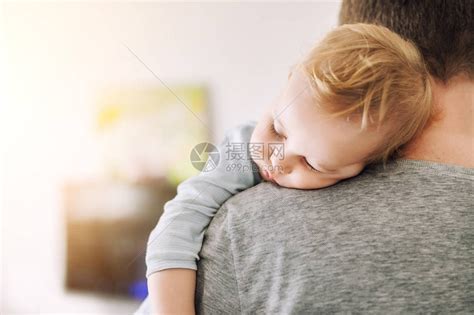 可爱的金发白种人蹒跚学步的男孩在室内父亲肩上睡觉的特写肖像可爱的小孩感觉安全爸的手责任和育儿高清图片下载-正版图片506033894-摄图网