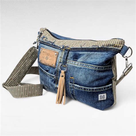 Jeanstasche aus Ripped Denim & Dirndlstoff – handmade Unikat