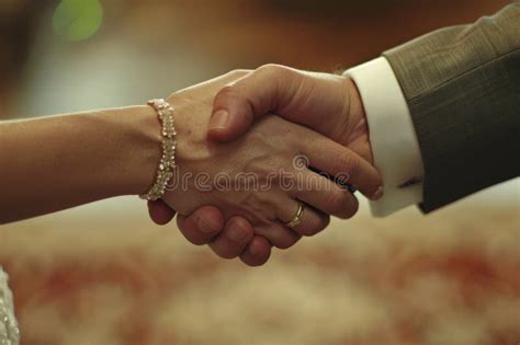 Wedding Handshake HD 的图像结果