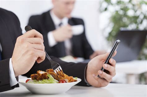 Relación entre comida y rendimiento laboral