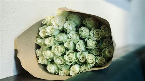Green roses bouquet on brown cardboard box photo – Free Flower Image on ...