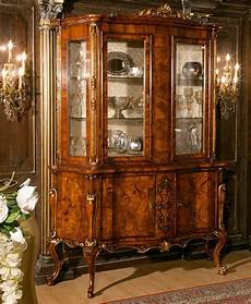 credenze classiche di lusso credenza in radica di noce con ante in vetro stile credenze classiche di lusso credenza in radica di noce con ante in vetro stile