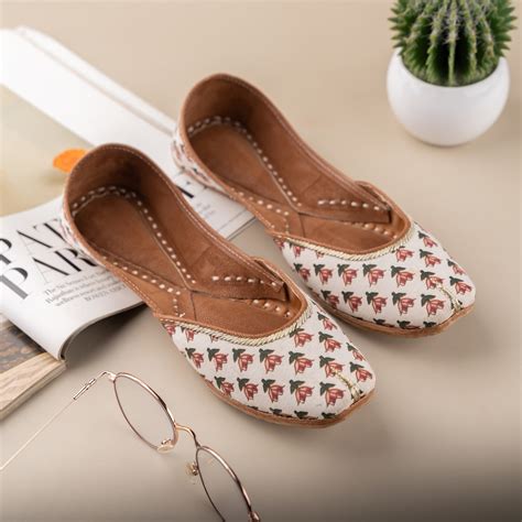 Mojari for Women | Handcrafted Ethnic Mojaris Online – FusionWalks