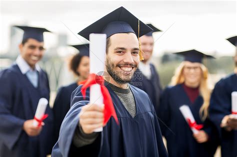 教育,毕业人的群快乐的国际学生迫击炮板学士学位礼服与文凭高清图片下载-正版图片300405686-摄图网