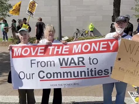 美国民众抗议种族不平等：把打仗的钱用来支持民生吧