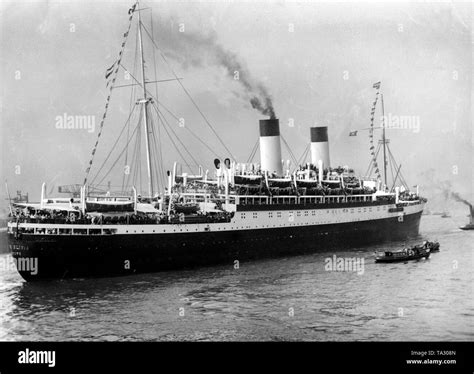 Blick auf das Kreuzfahrtschiff "Monte Olivia" der Hamburg Süd, die auf ...