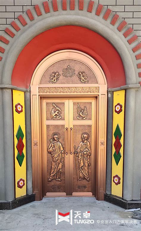 咸阳教堂对开铜门,手工锻打铜浮雕