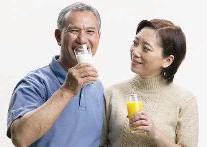 60岁以上老人吃什么补钙好（60岁以上老人吃哪些食物补钙好）