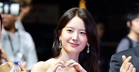 Jang Gyu-ri dazzles BIFF red carpet with pure, translucent beauty ...