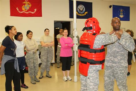 Soldiers teach airmen self defense | Article | The United States Army