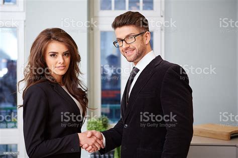 Businessman Shaking Hands 的图像结果