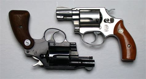 File:Kompakt Revolver.JPG - Wikimedia Commons