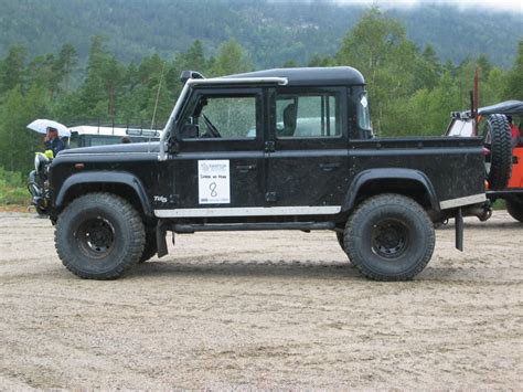 File:Land Rover Defender 110 Crew Cab.jpg - Wikimedia Commons