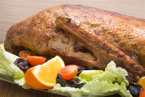 Гусь с черносливом в духовке – простой и вкусный рецепт, как ...