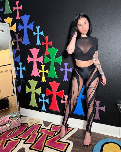 Aimee Álvarez se convierte en sexy Avatar con un body paint que deja muy poco a la imaginación