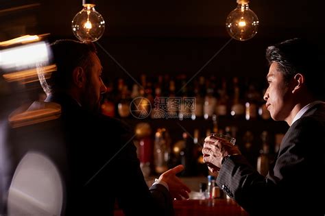 西服领带上班族喝在酒吧的商人高清图片下载-正版图片502208908-摄图网
