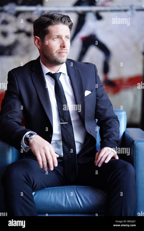 Simple Business Man in a Suit 的图像结果